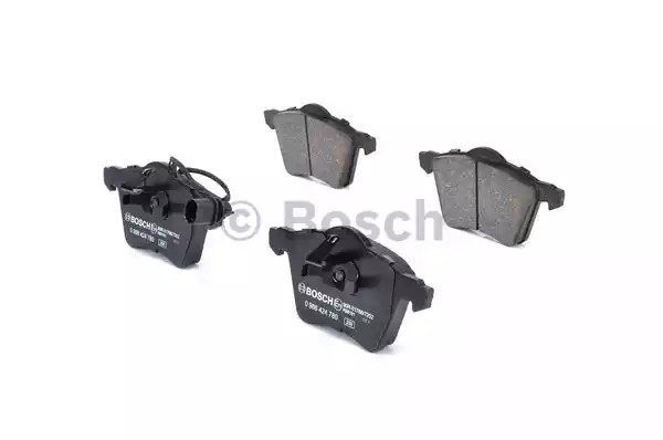 Комплект тормозных колодок BOSCH 0 986 424 780 (BP921, E11 90R-01766/7202, 23419, 7884D982)